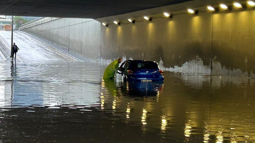 Ankara'da sağanak nedeniyle çok sayıda araç suda kaldı - Resim: 4
