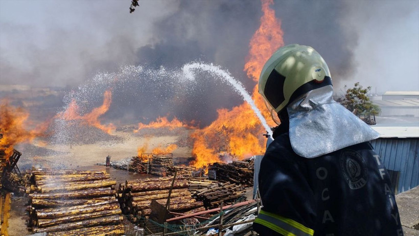 Kocaeli'de palet fabrikasında çıkan yangın kontrol altına alındı - Resim: 3