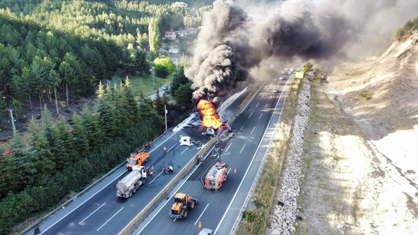 Adana'da iki TIR çarpıştı! Alev alev yanıyor, korkutan görüntüler, otoyol ulaşıma kapatıldı - Resim: 3
