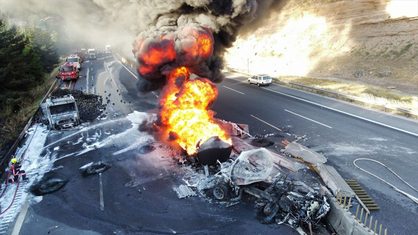 Adana'da iki TIR çarpıştı! Alev alev yanıyor, korkutan görüntüler, otoyol ulaşıma kapatıldı - Resim: 4
