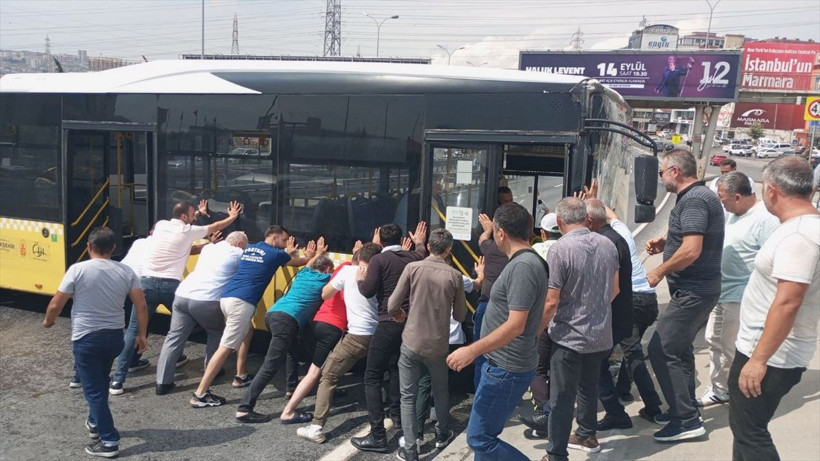Avcılar'da İETT otobüsü kaza yaptı! Edirne istikameti trafiğe kapatıldı - Resim: 4