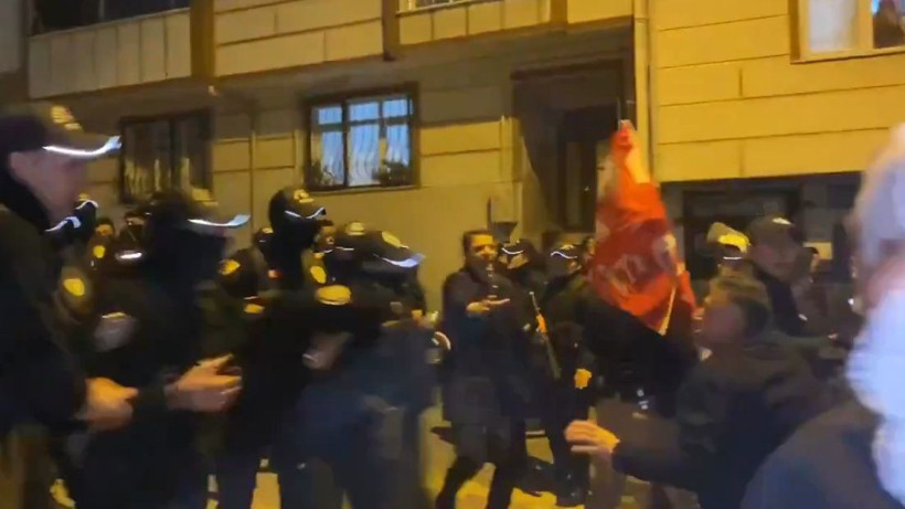 Esenyurt'ta terör örgütü yandaşlarının yürüyüşüne polis müdahalesi - Resim: 1