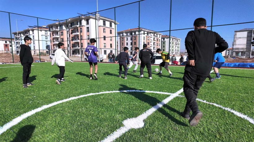 Bakan Kurum, depremzede Hüseyin’e verdiği halı saha sözünü tuttu - Resim: 2