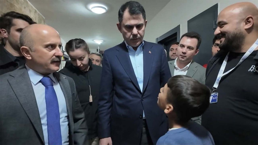 Bakan Kurum, depremzede Hüseyin’e verdiği halı saha sözünü tuttu - Resim: 1