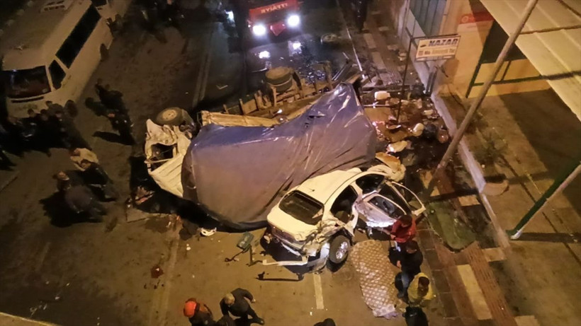Şanlıurfa'da kamyon dehşeti! Çarptığı otomobille birlikte üst geçitten düştü: Ölü ve yaralılar var - Resim: 2
