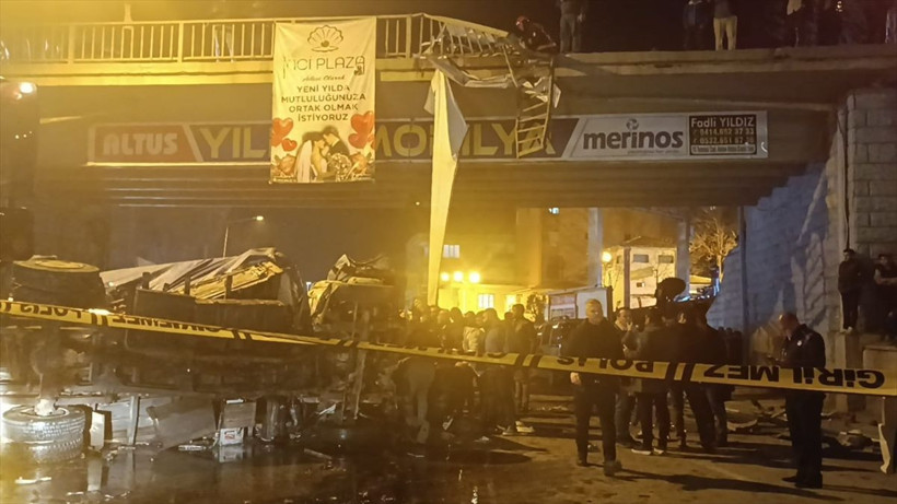 Şanlıurfa'da kamyon dehşeti! Çarptığı otomobille birlikte üst geçitten düştü: Ölü ve yaralılar var - Resim: 1