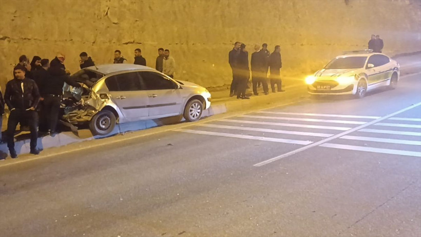 Şanlıurfa'da kamyon dehşeti! Çarptığı otomobille birlikte üst geçitten düştü: Ölü ve yaralılar var - Resim: 3