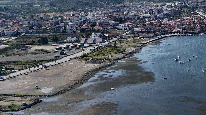 İzmir'de deniz suyu çekildi balıkçı tekneleri karaya oturdu Ege'deki depremler sonrası ürküten görüntüler - Resim: 1