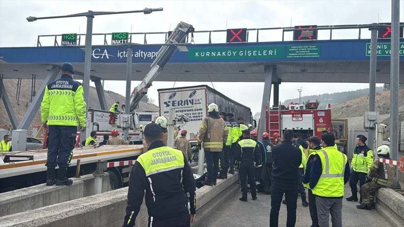 Kuzey Marmara Otoyolu'nda otomobil TIR'ın altına girdi! 4 kişi hayatını kaybetti - Resim: 3