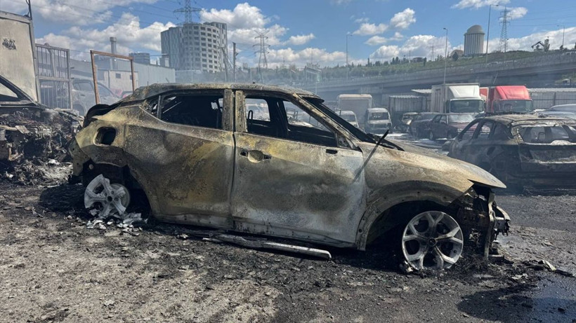 Kimya deposunda büyük yangın! Patlamada otomobiller küle döndü - Resim: 1