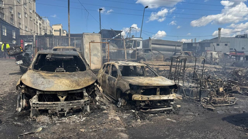 Kimya deposunda büyük yangın! Patlamada otomobiller küle döndü - Resim: 3