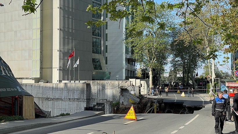 Maslak'ta yol çöktü! Eski Büyükdere Caddesi trafiğe kapatıldı - Resim: 2