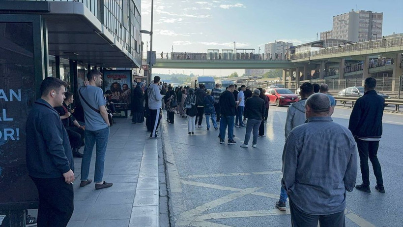 İstanbullu yolda kaldı! Özel Halk Otobüsleri kontak kapattı, duraklar ana baba günü - Resim: 3