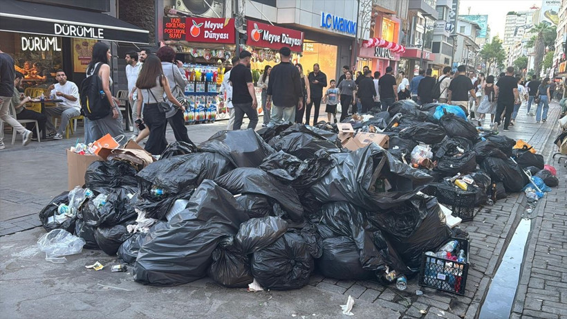 "Pislik ve rezillik" diyerek tepki gösterdiler! İzmir'de çöp dağları oluştu, koku ise dayanılmaz boyutta... - Resim: 3