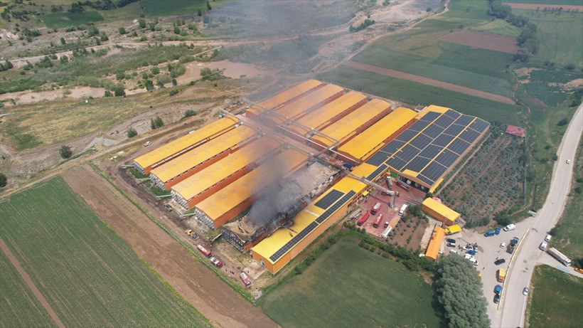 Ankara'da yumurta üretim tesisinde yangın çıktı! Bir kümeste 140 binden fazla tavuk... - Resim: 1