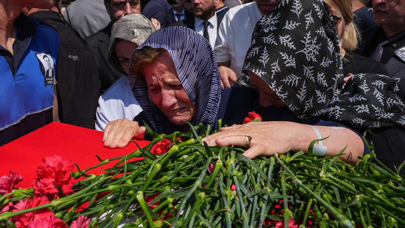 Ferdi Zeyrek'in cenazesi gibisine az rastlanır bütün kent ağladı! Eşi ve kızları kahretti - Resim: 3
