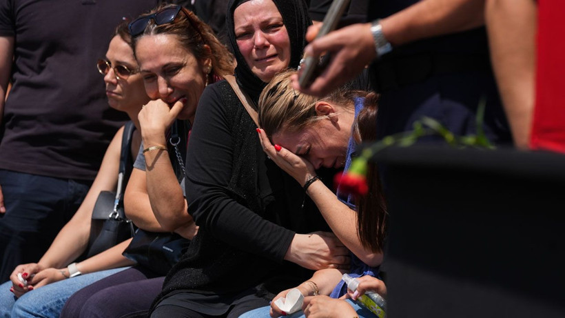 Ferdi Zeyrek'in cenazesi gibisine az rastlanır bütün kent ağladı! Eşi ve kızları kahretti - Resim: 4