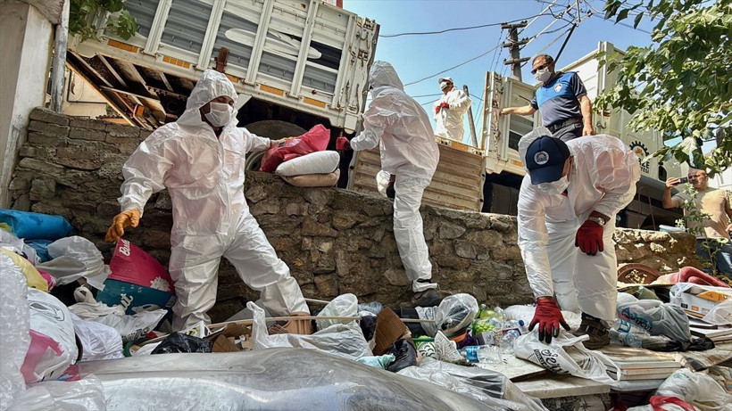 Dubleks daireden kamyonlar dolusu çıktı! Şoke eden görüntü - Resim: 4