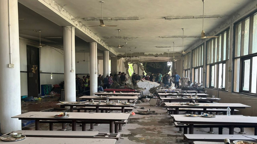 Böyle uçak kazası görülmedi! Hindistan yolcu uçağı tıp fakültesi binası dalmış - Resim: 3