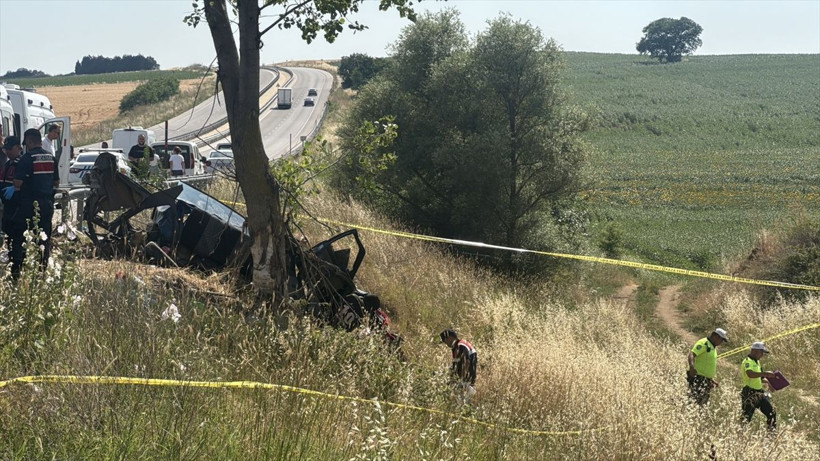 Edirne'de otomobil ağaca çarptı, 5 kişi hayatını kaybetti! - Resim: 1
