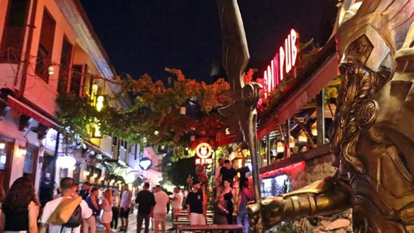 Tatil kentlerini solladı! Gündüz 82 nüfuslu mahalle gece 10 bine çıkıyor! - Resim: 1