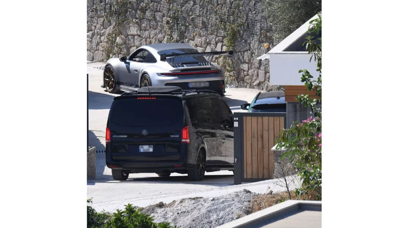 Oyuncu Burak Özçivit tatile giderken öyle birşey yaptı ki! Otomobillerini de yanında götürdü... - Resim: 2