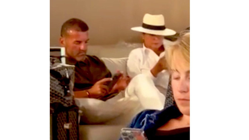 Evlilik haberleri asılsız demişlerdi ama... Sibel Can ve Emir Sarıgül tatil dönüşü yakalandı - Resim: 1