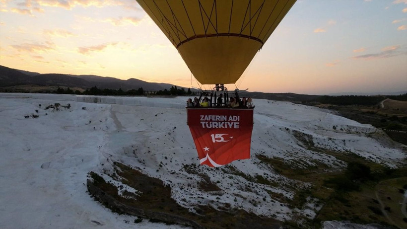 Pamukkale'de 15 Temmuz ruhu yaşatıldı! Sıcak hava balonları Türk bayraklarıyla gökyüzünde süzüldü - Resim: 3