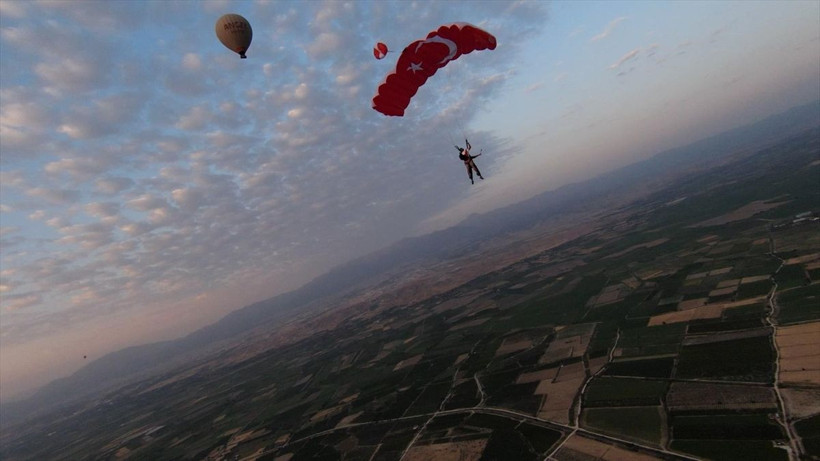 Pamukkale'de 15 Temmuz ruhu yaşatıldı! Sıcak hava balonları Türk bayraklarıyla gökyüzünde süzüldü - Resim: 4