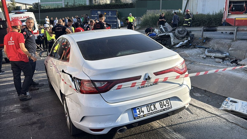 Kocaeli'nde tırdan düşen konteynır seyir halindeki otomobilin üzerine düştü 5 kişi öldü - Resim: 1