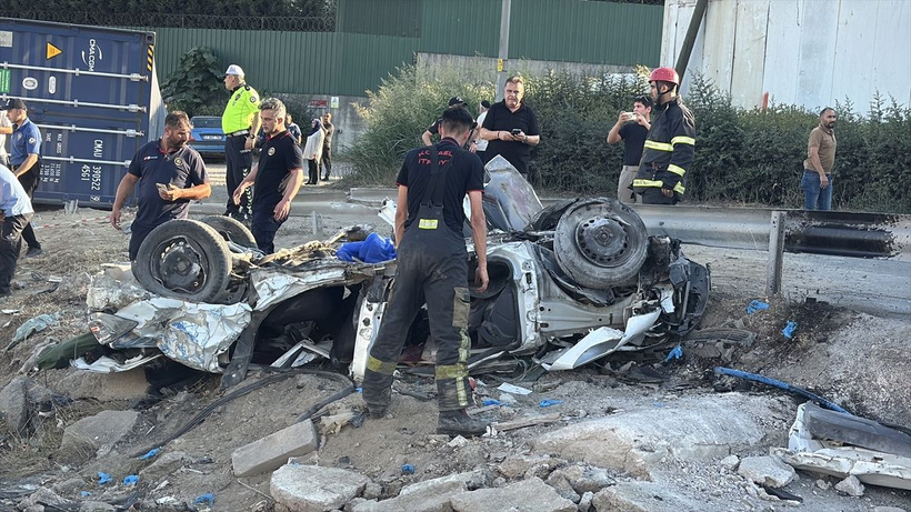 Kocaeli'nde tırdan düşen konteynır seyir halindeki otomobilin üzerine düştü 5 kişi öldü - Resim: 2