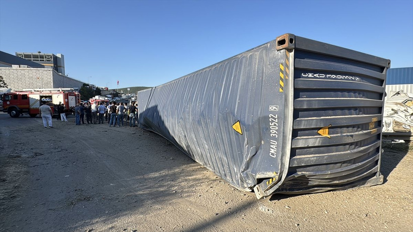 Kocaeli'nde tırdan düşen konteynır seyir halindeki otomobilin üzerine düştü 5 kişi öldü - Resim: 3