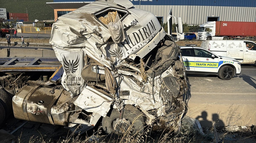 Kocaeli'nde tırdan düşen konteynır seyir halindeki otomobilin üzerine düştü 5 kişi öldü - Resim: 4