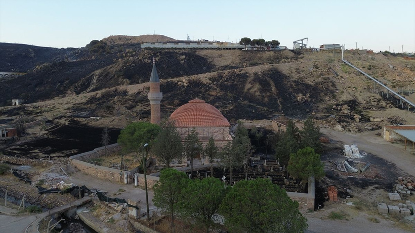 Alevler köyün yarısını yuttu mezarlığa ve bir oraya dokunmadı - Resim: 1