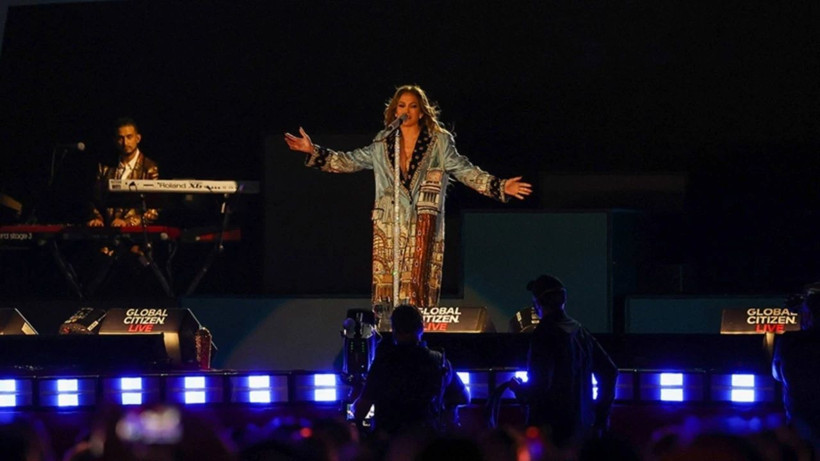 Dünyaca ünlü şarkıcı Jennifer Lopez'e sahnede teklif geldi! Cevabı çok net oldu... - Resim: 1