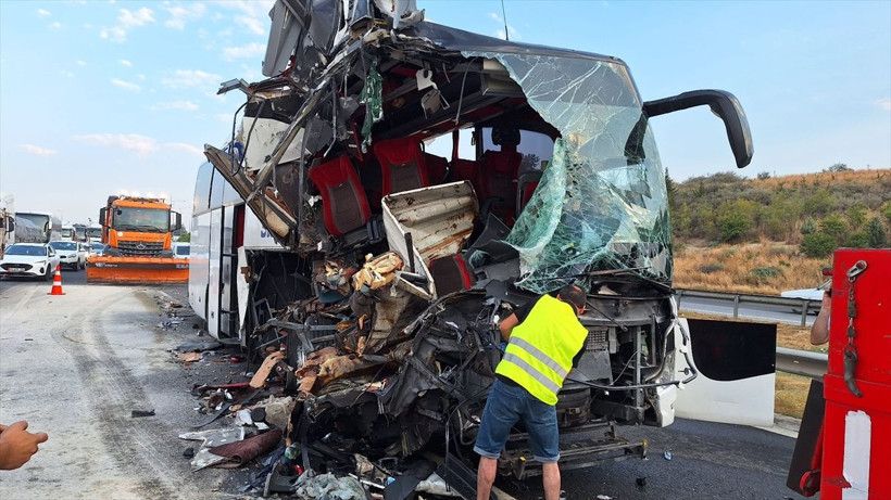 Yolcu otobüsü TIR'a çarptı! Feci kazada yaralılar var - Resim: 4