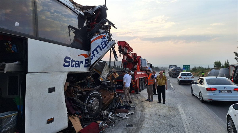 Yolcu otobüsü TIR'a çarptı! Feci kazada yaralılar var - Resim: 1