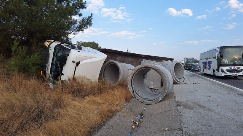 Yolcu otobüsü TIR'a çarptı! Feci kazada yaralılar var - Resim: 3