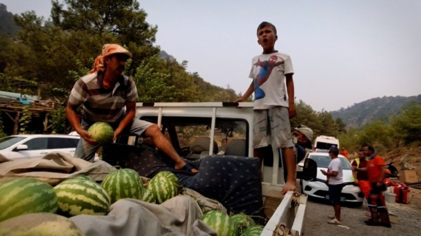 Biri yangın bölgesindeki ekiplere karpuz taşıdı diğeri alevlerin önünde şarkı söyledi - Resim: 2