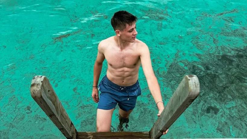 Ünlü futbolcu Arda Güler yetenekli sevgilisi ile havuz topu oynadı! - Resim: 1