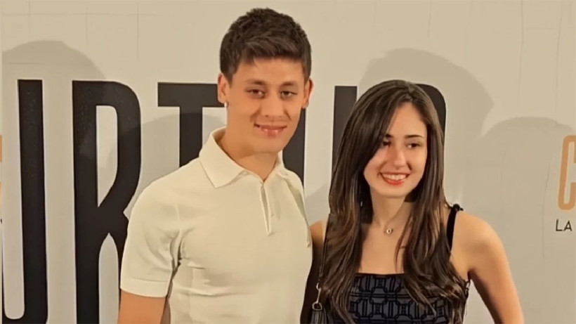 Ünlü futbolcu Arda Güler yetenekli sevgilisi ile havuz topu oynadı! - Resim: 4