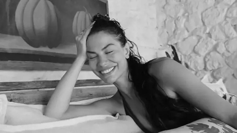 Tarzı ile yürek hoplattı! Demet Özdemir'in elbisesine yorum yağdı... - Resim: 1