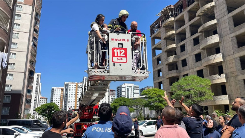 Kayseri'de 14 katlı apartmanda yangın! 4'ü çocuk 8 kişi hastanelik oldu - Resim: 4