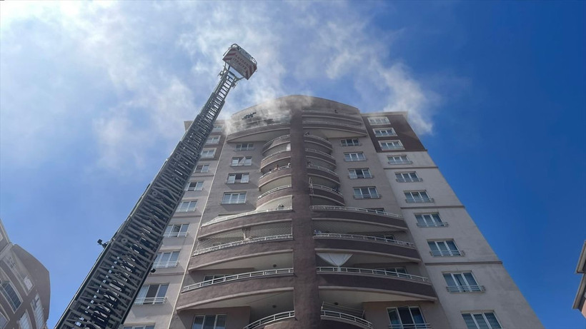 Kayseri'de 14 katlı apartmanda yangın! 4'ü çocuk 8 kişi hastanelik oldu - Resim: 1