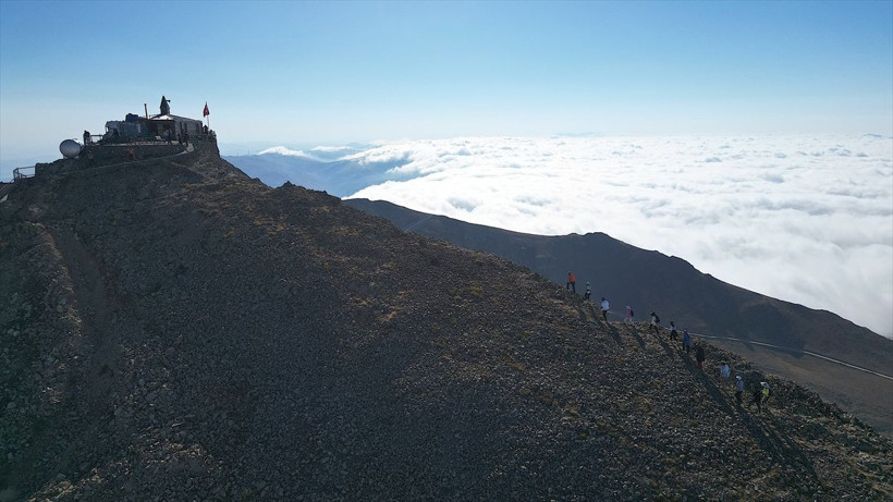 Bayburt'ta uçurumdaki mescit görenleri şaşkına çeviriyor - Resim: 1