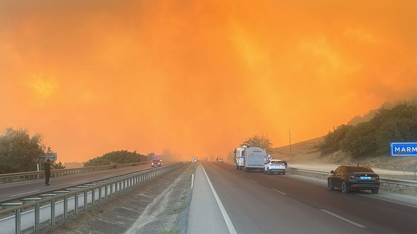 Gökyüzü kıpkırmızı oldu! Bursa'da büyük yangın, yol ulaşıma kapatıldı - Resim: 3