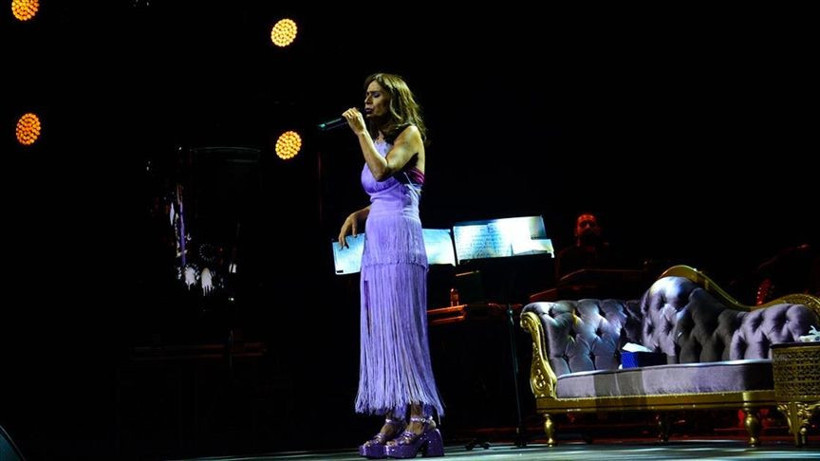 Yıldız Tilbe sahnede fenalaştı hayranı hediye etmiş! Üzerini değiştirdi yine kurtulamadı - Resim: 1