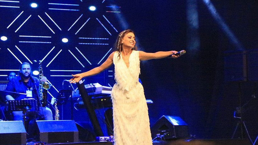 Yıldız Tilbe sahnede fenalaştı hayranı hediye etmiş! Üzerini değiştirdi yine kurtulamadı - Resim: 2