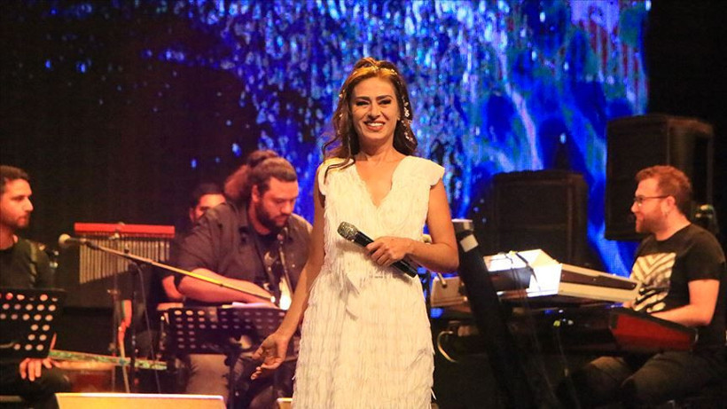 Yıldız Tilbe sahnede fenalaştı hayranı hediye etmiş! Üzerini değiştirdi yine kurtulamadı - Resim: 3