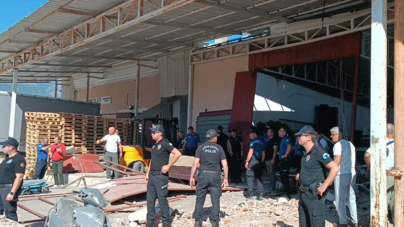 Antalya'da toptancı halinde patlama! Ölü ve yaralılar var - Resim: 3